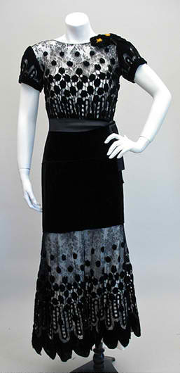 1935 velvet & lace dress - Courtesy of pastperfectvintage.com