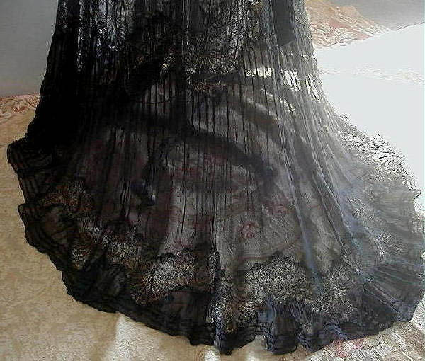 1911 silk gown with french lace (House of Lelong, Paris) - Courtesy of ruedelapaix