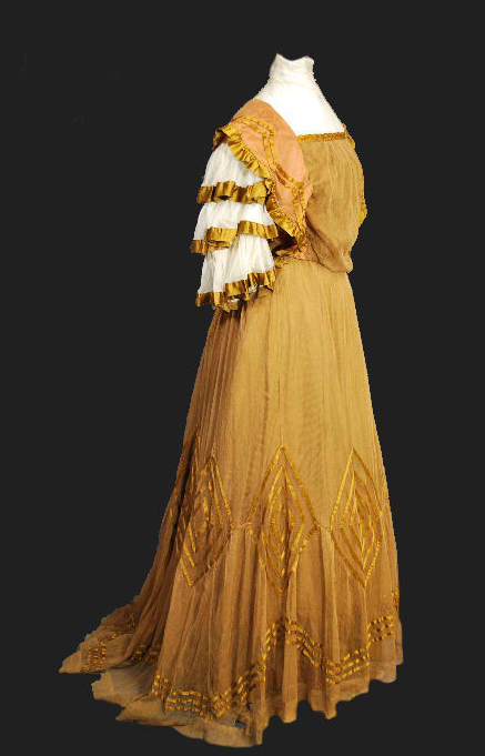 early 1900s silk dress - Courtesy of bctreasuretrove.com