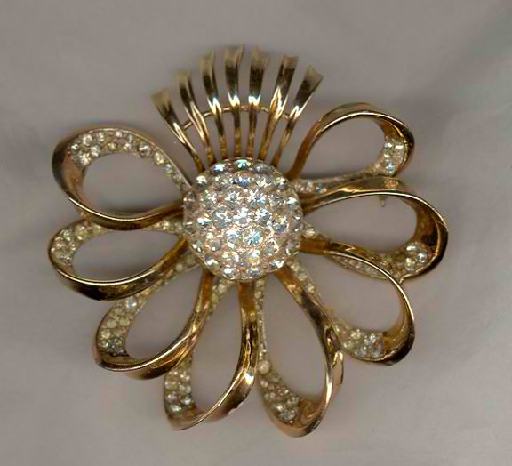  1946 Corocraft brooch - Courtesy of linnscollection