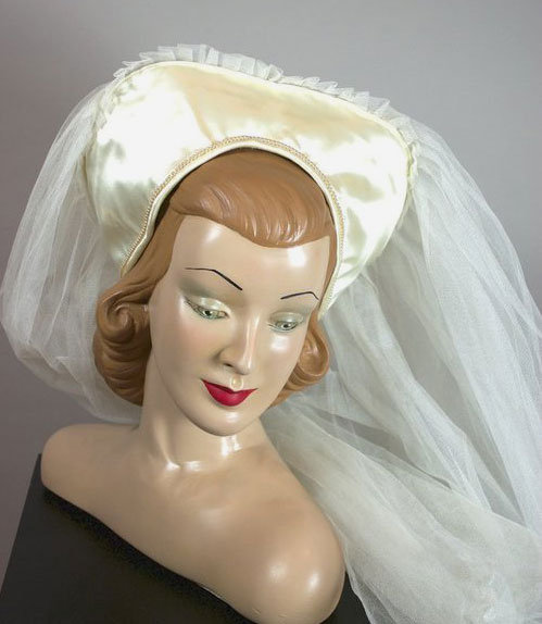 1940s Tudor style bridal headpiece - Courtesy of vivavintageclothing