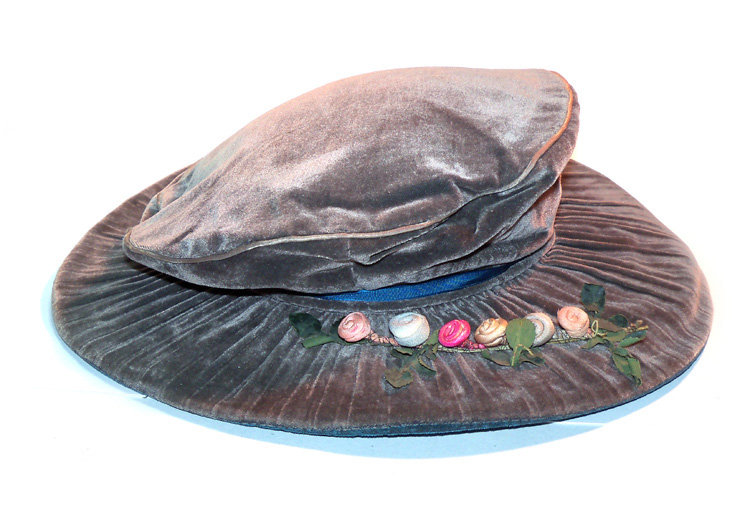 1910s Edwardian velvet hat - Courtesy of pinkyagogo