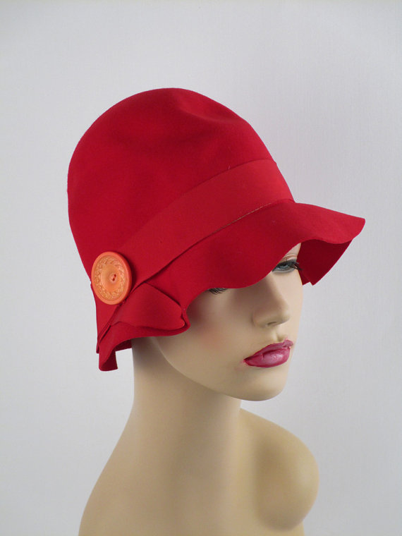 1940s red cloche hat  - Courtesy of alleycatsvintage