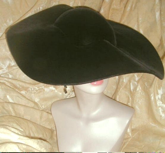 1940s Lilly Daché film noir hat - Courtesy of Rue_de_la_Paix