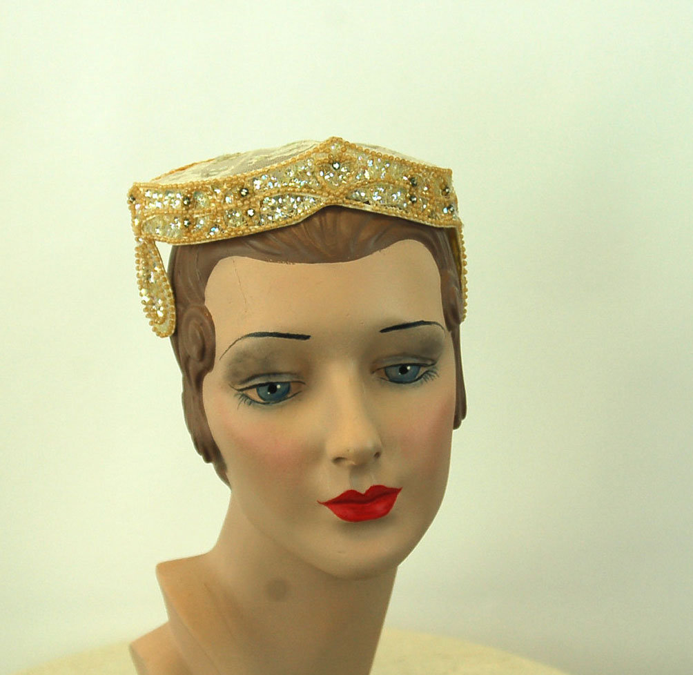 1940s bridal headpiece  - Courtesy of vintagerunway