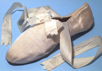 English cream silk wedding slipper-sandal c. 1815
