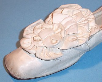 American white kid shoe with Fenelon bow on vamp c. 1865_